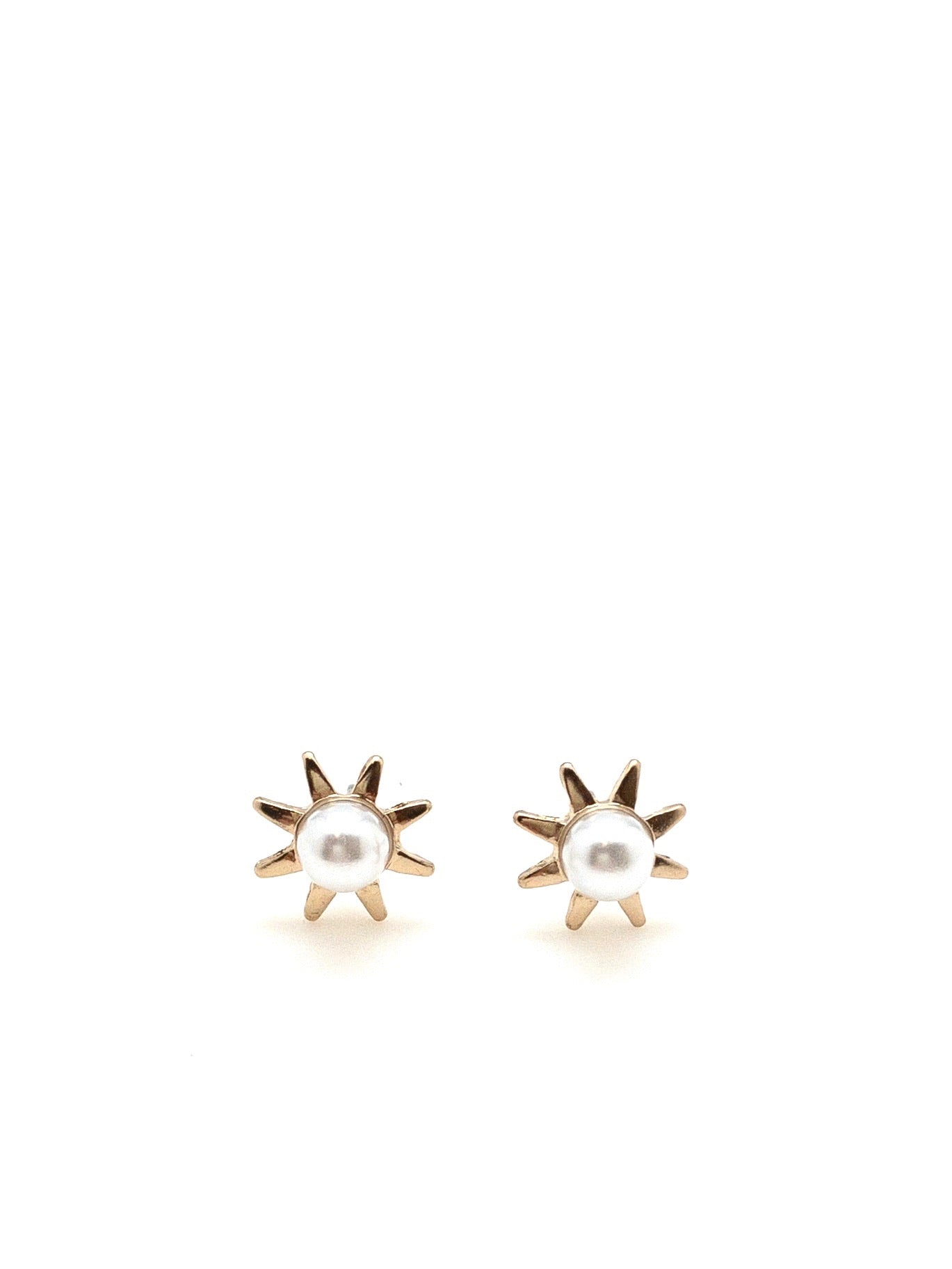 Sunni earrings with pearl in center gold